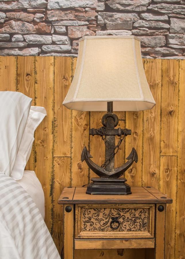 Deluxe Rustic Charlestown Themed Apartment 세인트오스틀 외부 사진